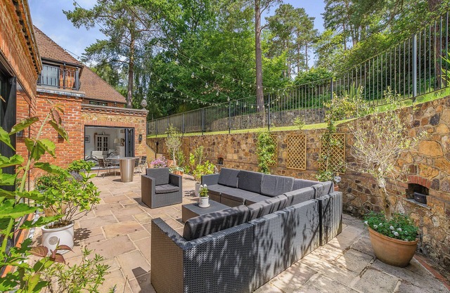5 bedroom accommodation in Crowborough