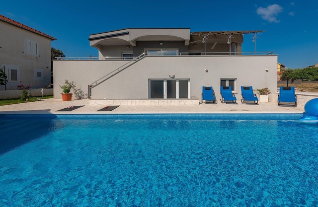 5 bedroom cozy home in Vrsi