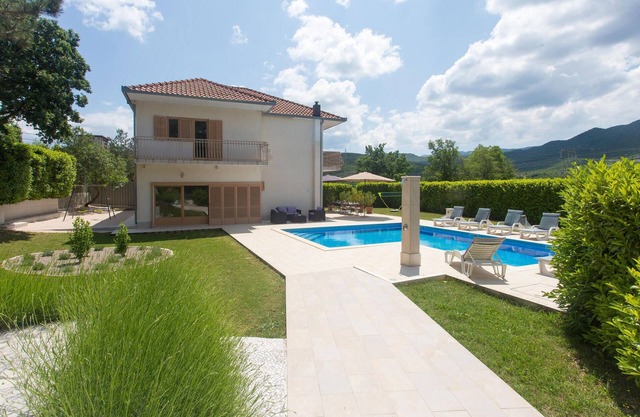 5 bedroom gorgeous home in Bisko