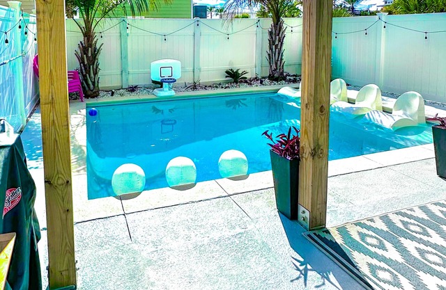 5 bedroom Home, 5 bathrooms, Private Heated Pool+Steps to uncrowded beach+Views