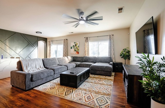 5 Bedroom House in Beautiful SW Bakersfield - HWY 99 Access