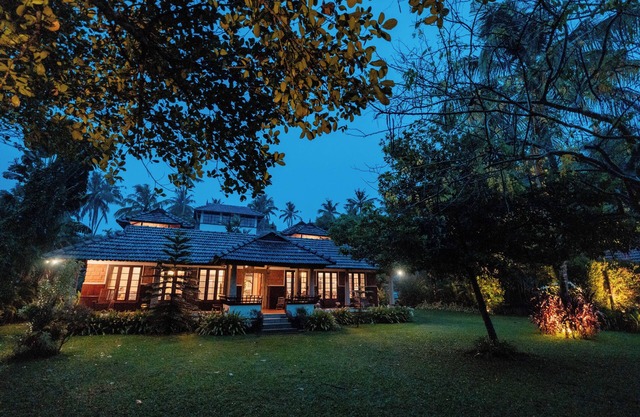 5 Bedroom Pool - Madilina Heritage Villa in Chendamangalam, North Paravur