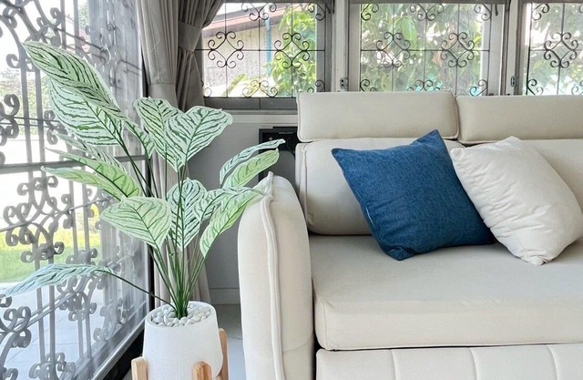 5 beds 452sqm. Private garden Pet friendly angle with CCTV