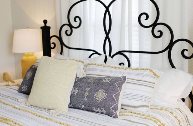 5 KING BEDS/2 PULLOUT COUCHES/2800 SQ FT - close to everything