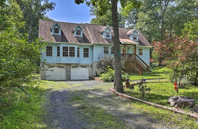 5 Mi to Camelback Henryville Home with Hot Tub!