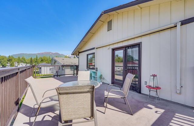 5 Mi to State Park: Mtn-View Apt in Anchorage