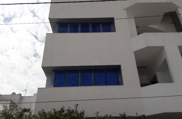 5 min from airport, near metro, Olympic-size swimming pool, fitness trail.