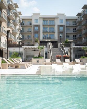 5 Min from everything! Pool, Gym, Balcony