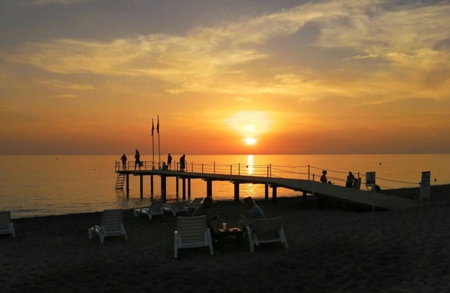 5 min from the beach!