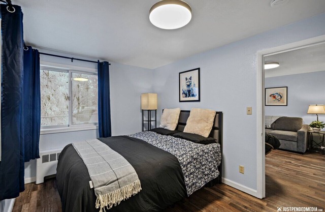 5 Min walk to restaurants/cafes, 8 min drive to airport, 10 min walk to trails.