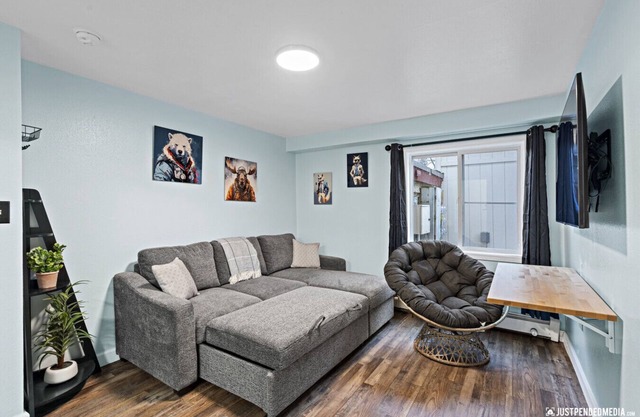 5 Min walk to restaurants/cafes, 8 min drive to airport, 10 min walk to trails.