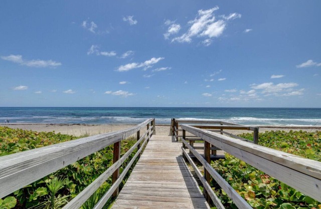 5 Mins from the Beach! Private Pool and Hot Tub, Mini-Golf & Entertainment
