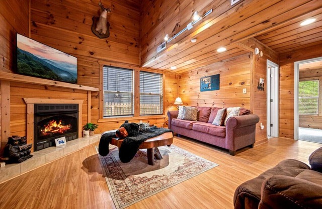 5 Mins to Gatlinburg!* 2BR w/Hot Tub + Fireplace