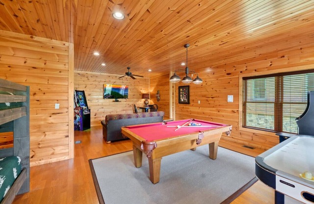 5 Mins to GBurg! Hot Tub*MTN Views*Games*Comm Pool