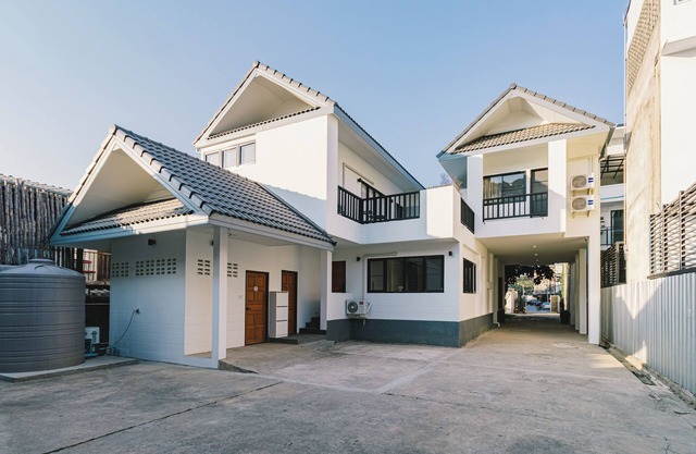 5 minutes to Tha Pea 4BR Home with Art Space