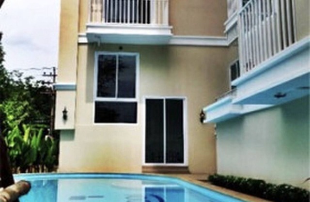 5 minutes to Bearing BTS, lots of street food