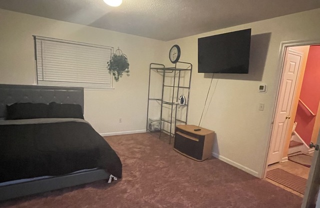 5 minutes to major hospitals and Rentschler Stadium