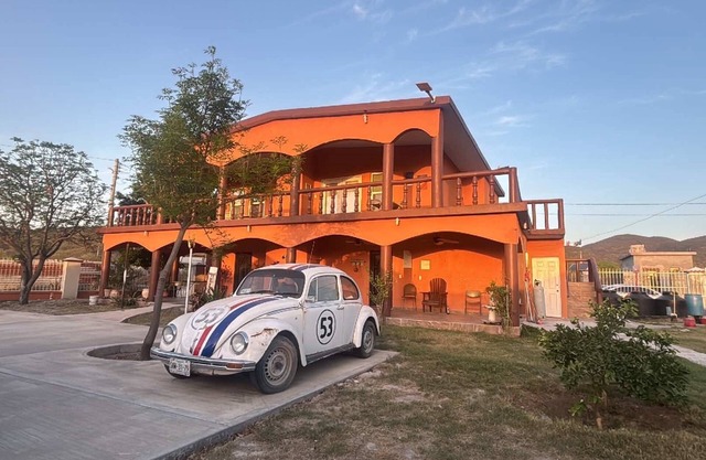 5 minutes to the recreational Ojo de Agua , Charco del Lobo and La Turbina Park.