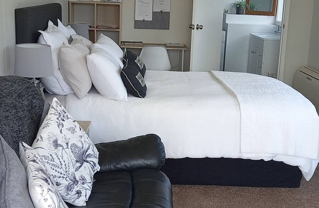 5 minutes to the Clutha Gold Cycle Trail-Garden View-Close to Dunedin & Catlins