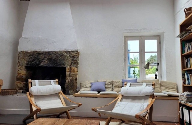 5 minutes walk from the Pointe du Skeul.2 charming houses