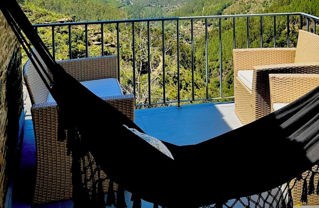 5 minutos do Piódão e 3 da incrível praia fluvial de foz de égua !