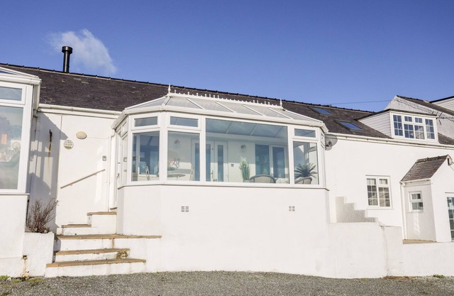 5 PORTHDAFARCH SOUTH COTTAGES, pet friendly in Trearddur Bay