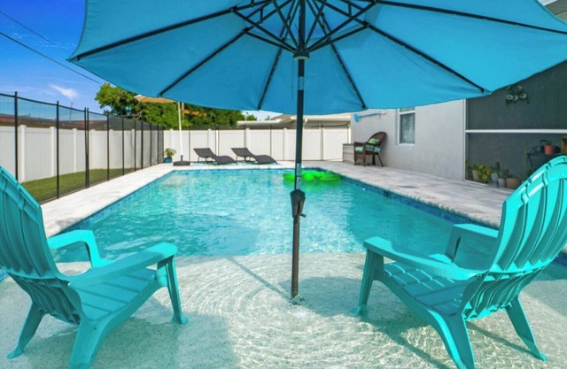 5 Star, 3 bd Home, Heated Pool Located D-town Cape