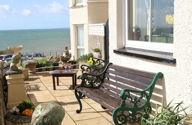 5 Star House in Criccieth. Sea Views. 1 minute from beach. Sleeps 8