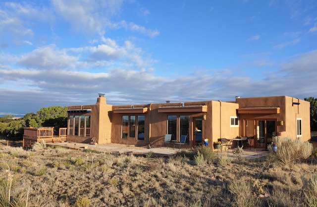 5 Star Pueblo w/views, privacy & near hiking trails