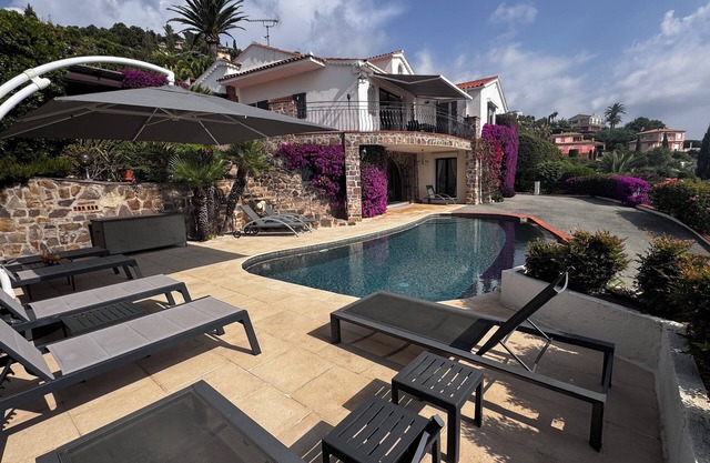 5-star villa. Air-conditioned. Secure. Exceptional sea view, Swimming pool