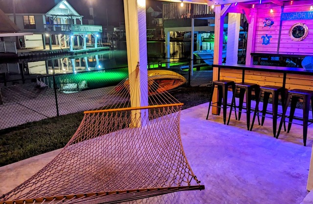 5★ Waterfront home! Free bikes & kayaks! Pickleball! Fire pit! Great fishing!