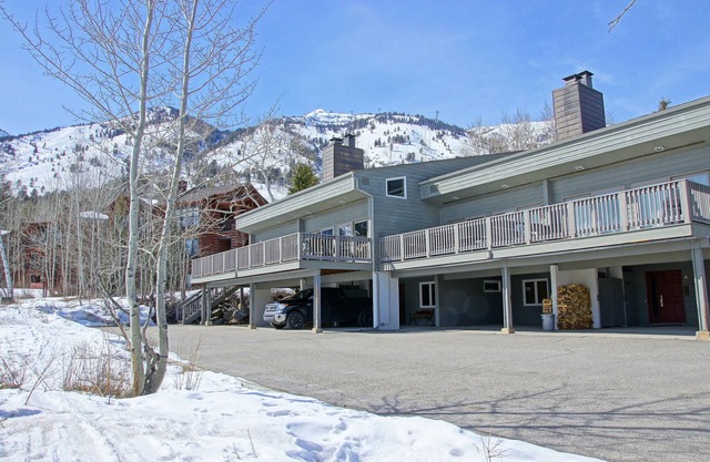 50 Yards to Moose Creek Lift, Outdoor Pool, Private Sauna - Minutes from Teton Village & Shops
