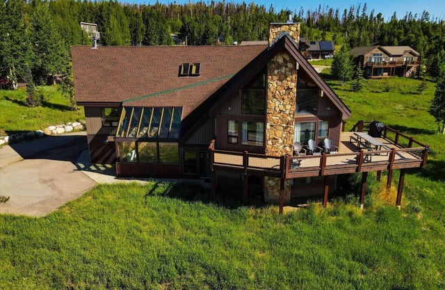 5100 Sq Ft Mountain Home/Game Room/Hot Tub/3 Living Areas