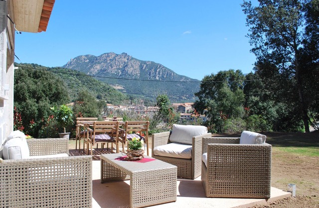 55-meter detached air-conditioned villa with oak garden