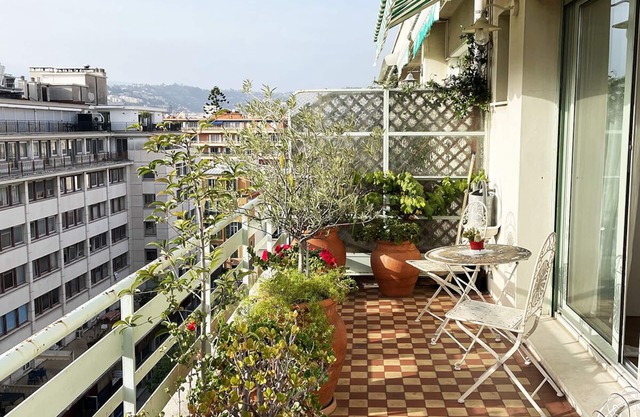 59. A cosy apartment with a sunny terrace close to Place Massena and the sea