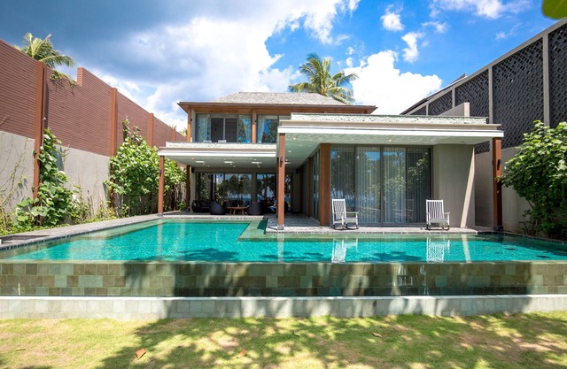 5BR Beachfront Pool Villa
