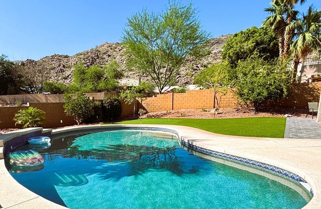 5BR, Heated Pool, 4 KING BEDS, Mtn Views, Game Room, Putt, Self Check In, BBQ