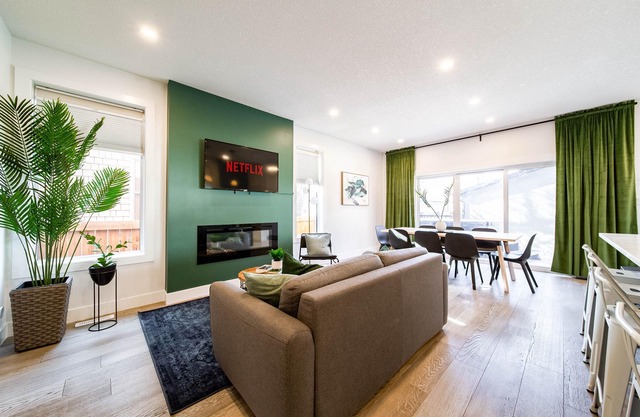 5BR-Luxury Retreat-HotTub-King Bed-Rogers Place/DT