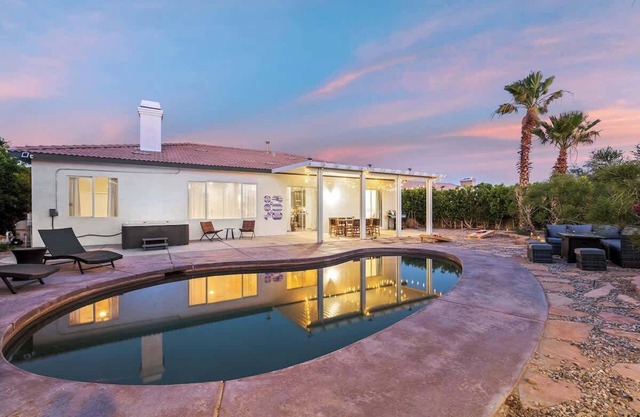 5BR Retreat w/Heated Pool, Hot Tub & Pool Table