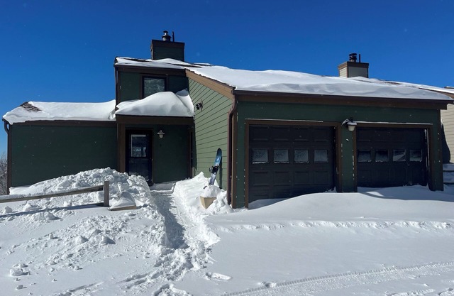 5BR townhome close to slopes and village, EV charger