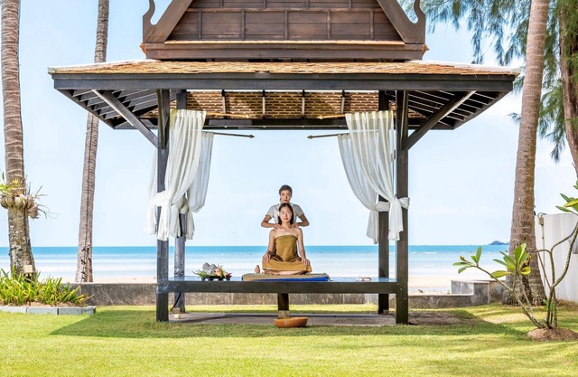 5BR Tropical Beachfront Villa | Laem Set