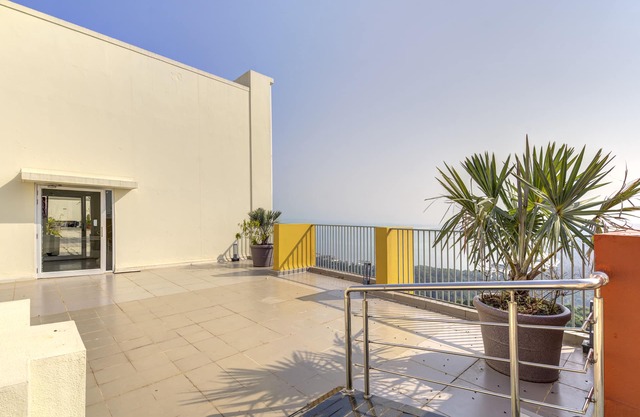 5km GOI Arport| Two 50" TV| Resort Style amenities