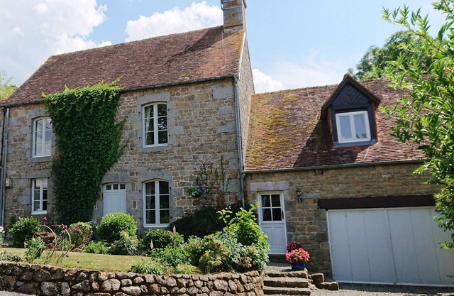 6-Bed Farmhouse, Sleeps 13, Pool & Pet Friendly