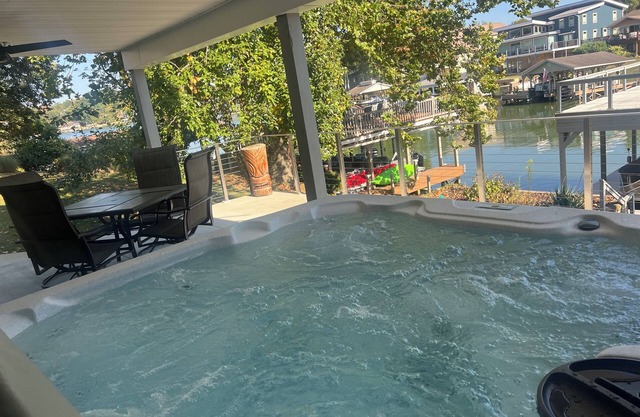 6 Bedroom Apple Valley Lakefront with Hot Tub Perfect for Large Families