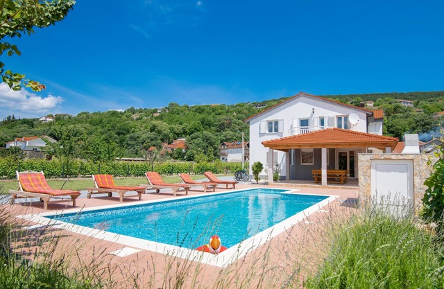 6 bedroom cozy home in Prolozac