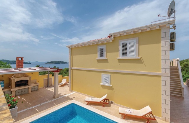 6 bedroom pet friendly home in Blato