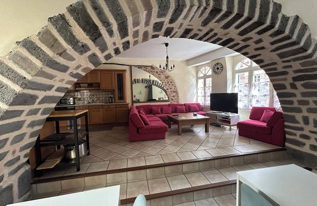 6 Bedroom Private vacation home in Brioude