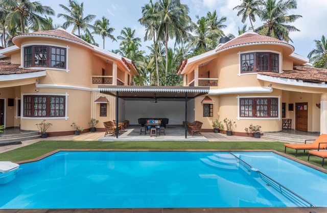 6 bedroom Private Villa on Adventure Street with Large Garden and Pool Table