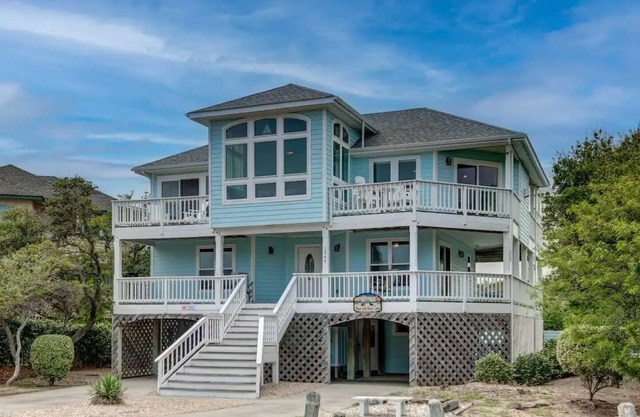 6-bedroom semi-oceanfront house in Corolla OBX, Pets ok, heated pool.
