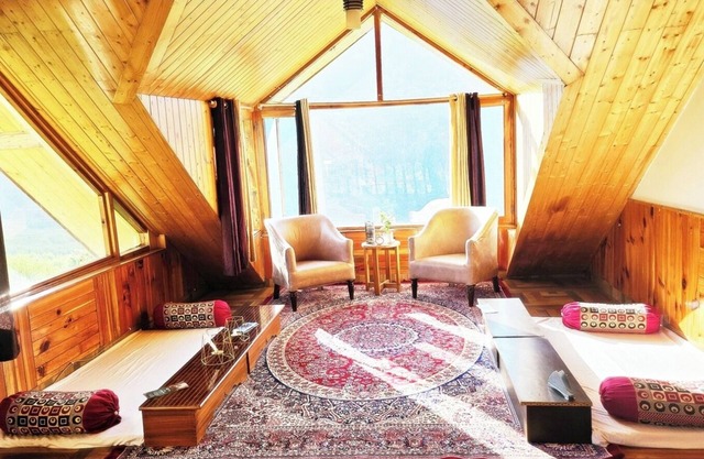 6 bedroom villa with stunning views of apple orchard & waterfalls. Pet friendly